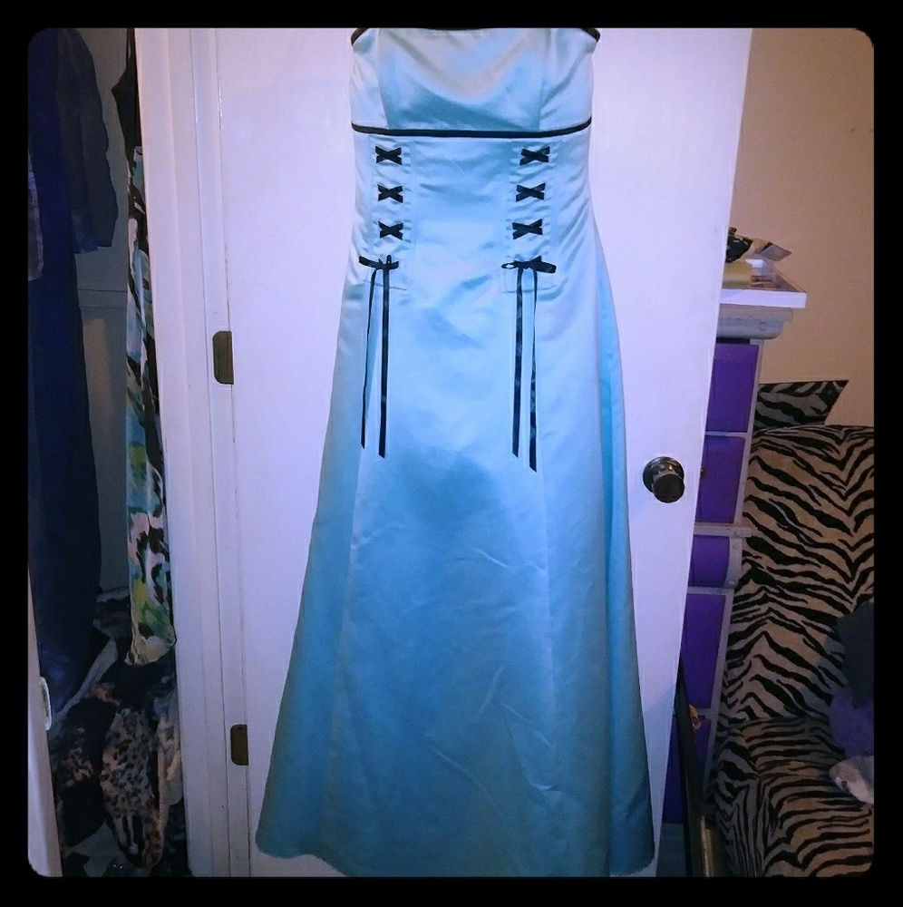 Beautiful formal/prom dress never worn